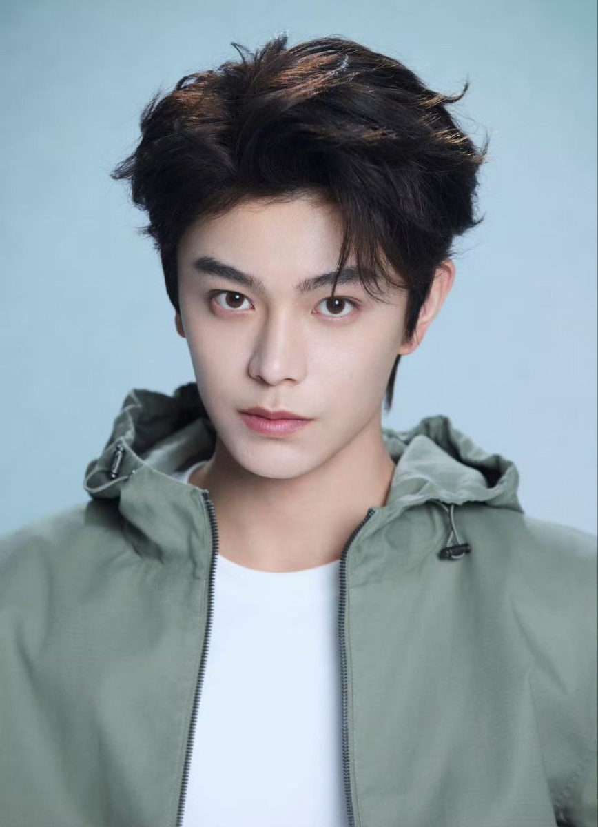 Актёр Дин Юйси, листайте галерею...