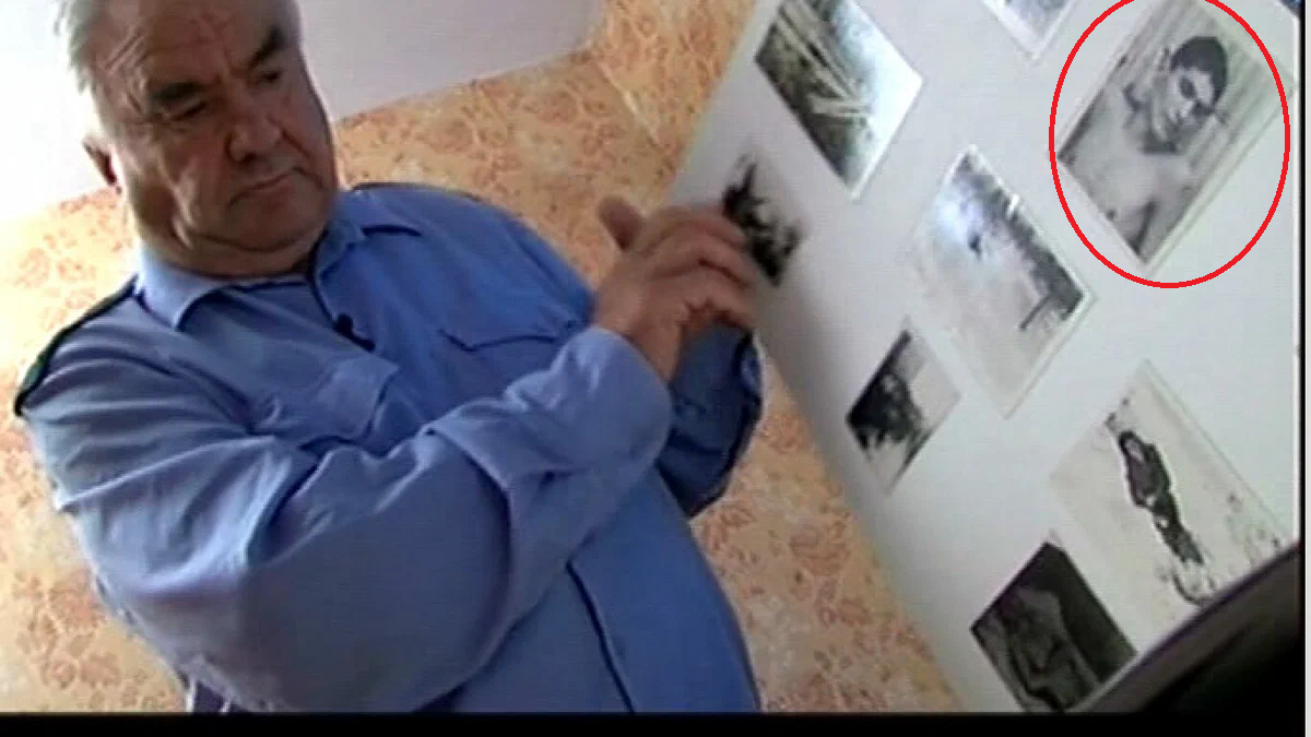 Вы когда-нибудь видели, чтобы следователь делал альбом из уголовного дела? Это набор случайных фотографий разного "возраста". Обведенный паренёк на фото живой. Это сам Коротаев в юности. Суеверный, себя вертикально расположил. Из открытого доступа.