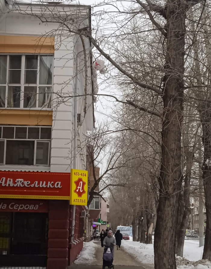 Этот же дом 20 по ул.Серова. По тратуару идут люди,  в том числе и с детьми, а сверху ...