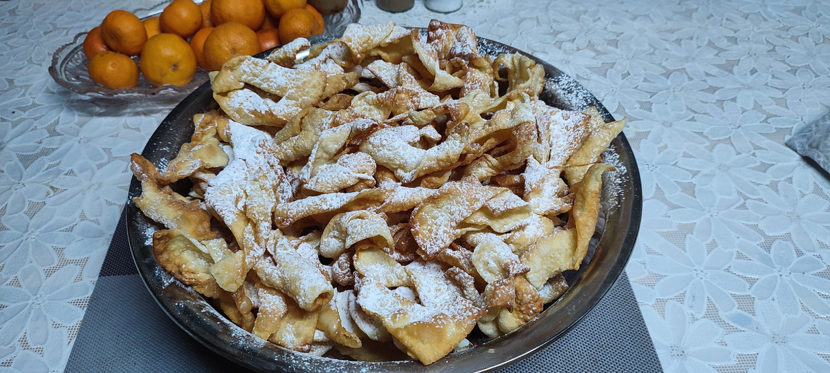 Решила чего мелочиться и нажила огромный таз хвороста 😁