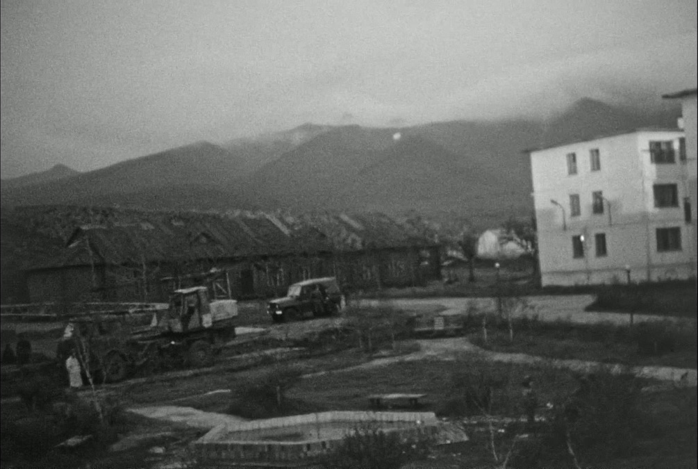 Старый, деревянный клуб и дома в поселке "Горячие ключи"