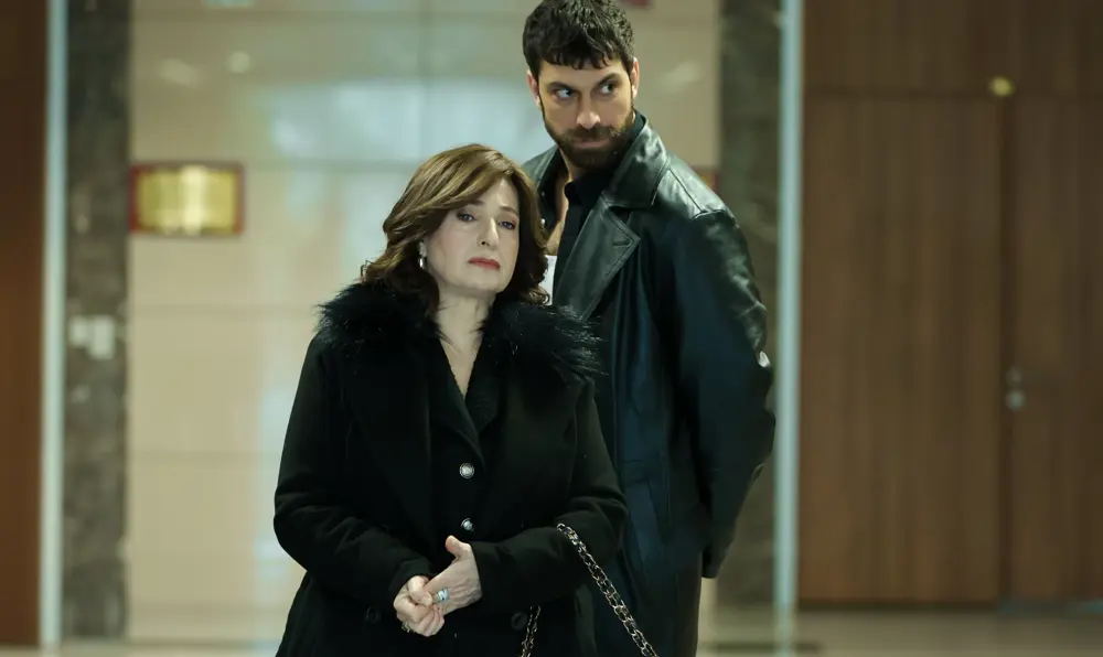 Чичек и Каран. Кадр из новой 95 серии сериала Зимородок