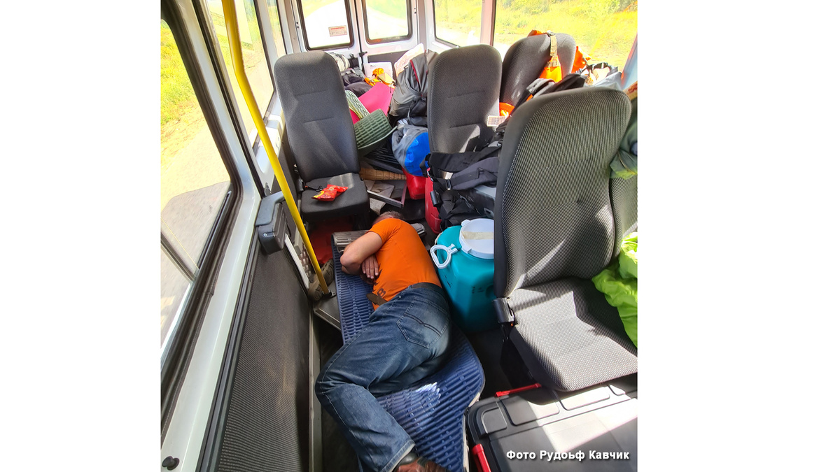 Снимаешь заднии ряд сидений и у вас огромный багажник, а в дороге можно и поспать, пока друг баранку крутит. Вот так и путешествуем :) Mercedes-Benz Sprinter Classic. Фото Рудольф Кавчик