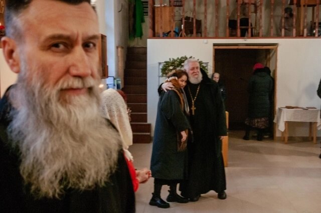    На первом плане – отец Георгий, в центре – отец Анатолий. Фото: VK-паблик Храма святителя Василия Великого в Осиновой роще.