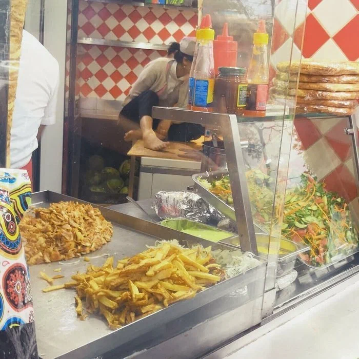 Типично нетипичный пункт быстрого питания, Быстро поел и "моменто море"