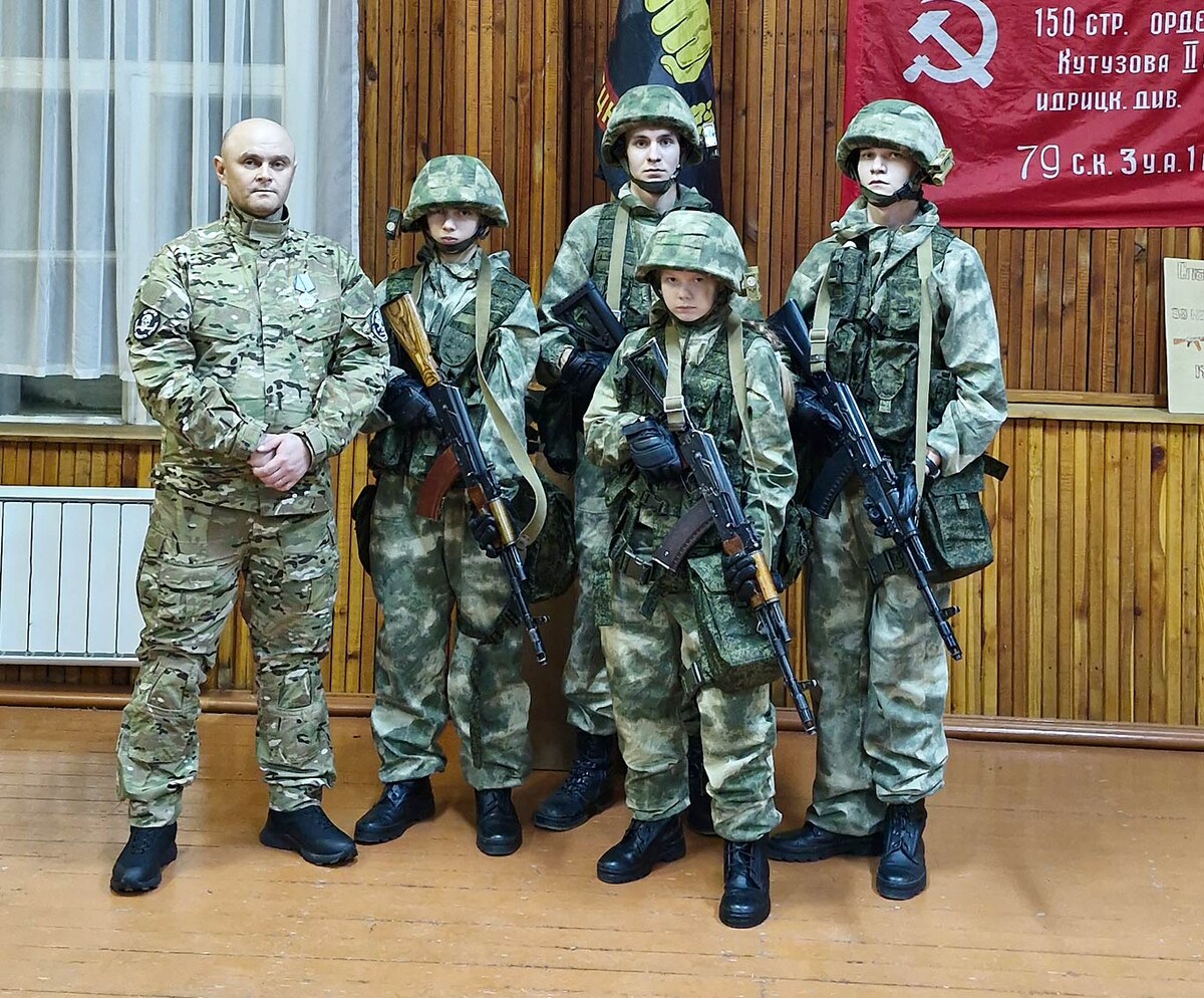 Алексей ЧЕРЕПАНОВ с курсантами учебного подразделения специального назначения. Фото предоставлены Алексеем ЧЕРЕПАНОВЫМ.