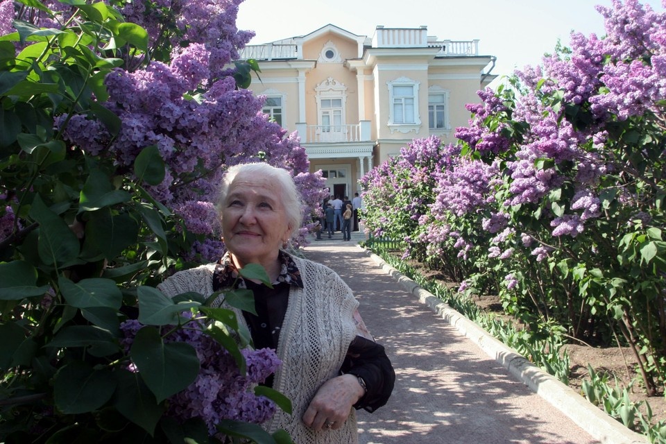    Светлана Михайловна привезла в родовое гнездо сирень, которую селекционер назвал в честь отца - сорт "Михаил Шолохов". Фото: государственный музей-заповедник М. А. Шолохова