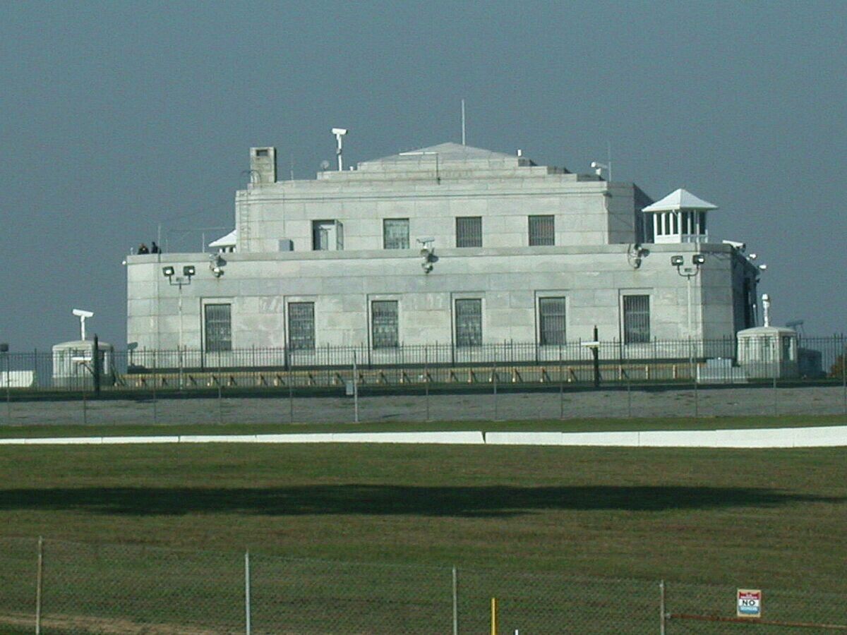    Хранилище золотого запаса США на базе Форт-Нокс© Flickr / cliff1066