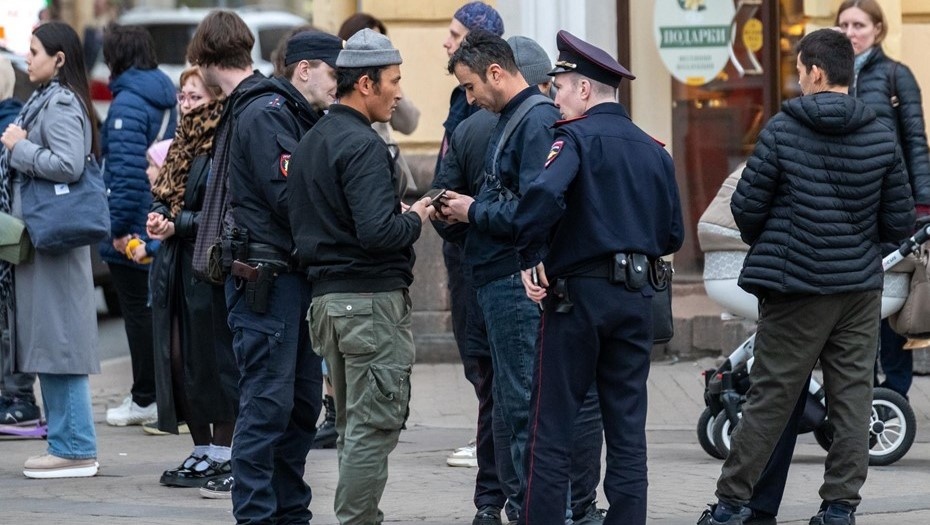    Наряд полиции задержал группу мигрантов для проверки документов. Автор фото: Тихонов Михаил