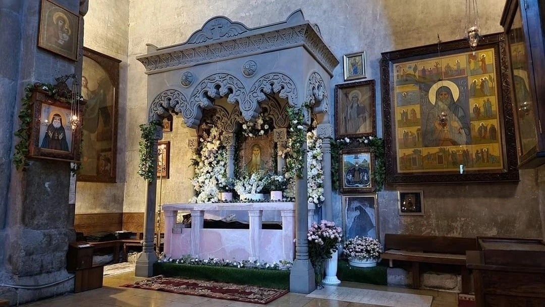 Святые мощи преподобного Гавриила (Ургебадзе) в храме монастыря Самтавро. Фото: pravslov.ru