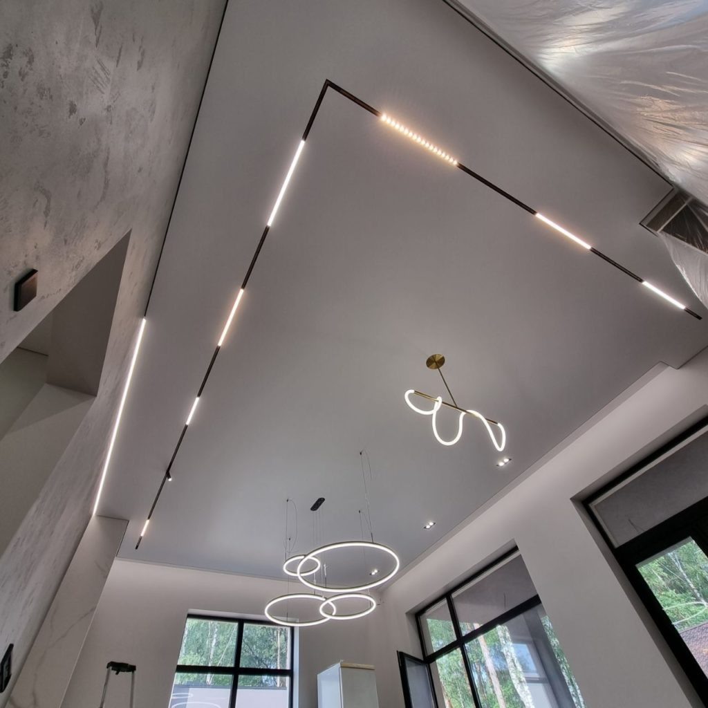 Управление яркостью, цветом и сценариями освещения через мобильные приложения или голосовые команды