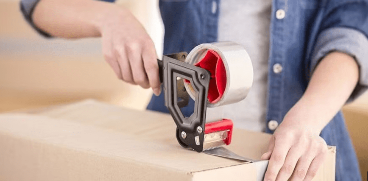 Перевозка холодильника требует особого внимания, так как это хрупкая и дорогостоящая бытовая техника. Перед транспортировкой его необходимо разморозить, очистить от остатков воды и тщательно высушить. Дверцы рекомендуется зафиксировать, чтобы они не открывались при движении. Холодильник лучше перевозить в вертикальном положении, но если такой возможности нет, его можно уложить на бок, следуя рекомендациям производителя. После переезда не стоит сразу включать прибор в сеть — ему нужно дать отстояться несколько часов, чтобы компрессорное масло равномерно распределилось.