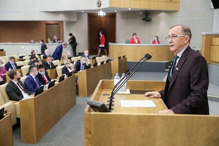    «С трибуны Госдумы я предложил отделить шоу-бизнес от понятия «культура». Это не культура, а доходный промысел, который вредит нашему государству».   
Фото:  duma.gov.ru