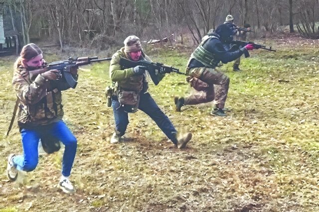    Сейчас Сергей Михайлов учит других обращению с оружием, тактической медицине, топографии и другим важным навыкам. Фото: Из личного архивa/ Сергей Михайлов