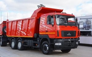 Перевозка строительных материалов требует тщательной организации, так как многие из них имеют особые требования к транспортировке. Например, сыпучие материалы, такие как песок или цемент, перевозятся в специальных контейнерах или бункерах, чтобы избежать потерь и загрязнения окружающей среды. Листовые и крупногабаритные материалы, такие как стекло или металлоконструкции, требуют надежного крепления и защиты от механических повреждений.