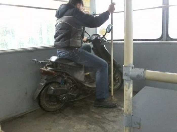 Россия: мигранты с мопедами в общественном транспорте. Фото из Яндекс картинки