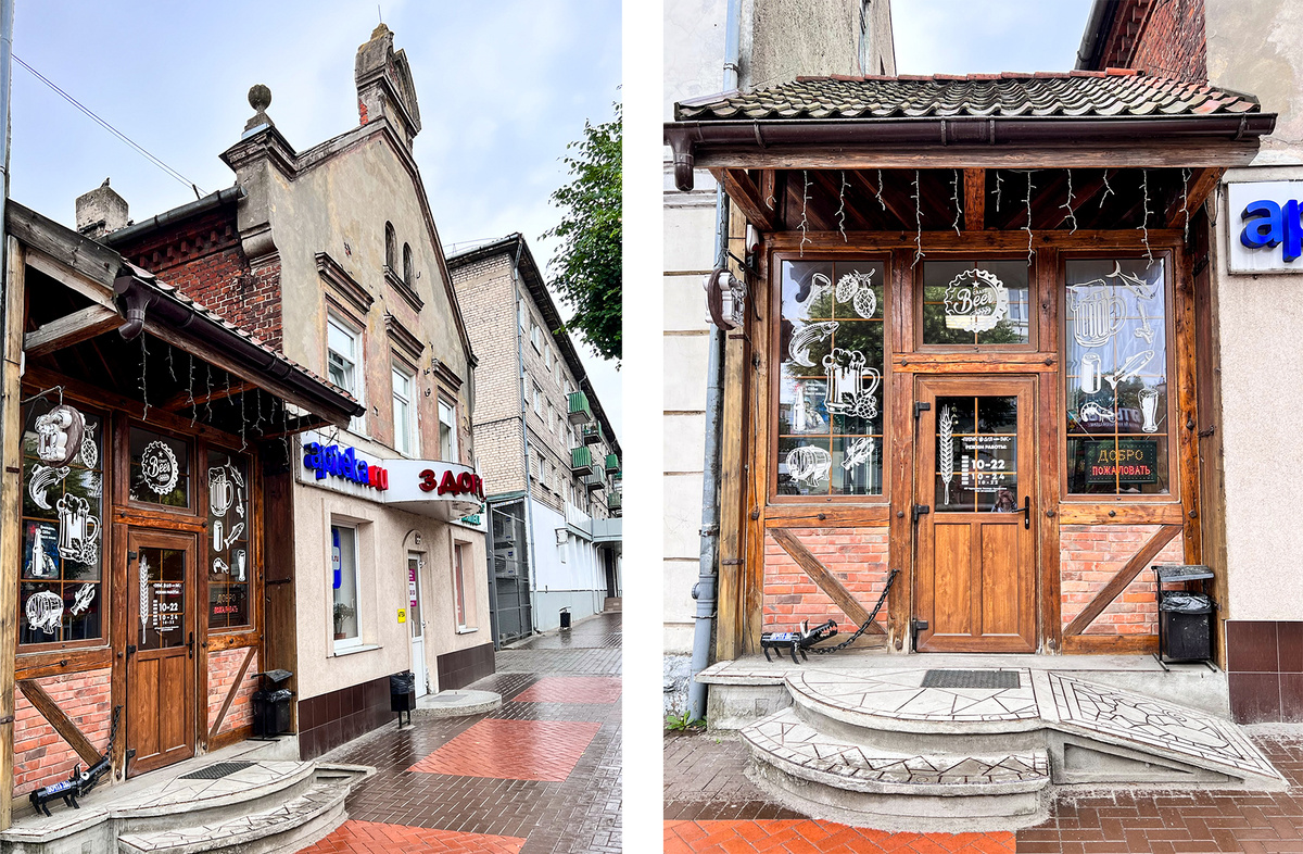 Забавный пес на цепи около входа в маленькое пивное заведение на ул. Ленина