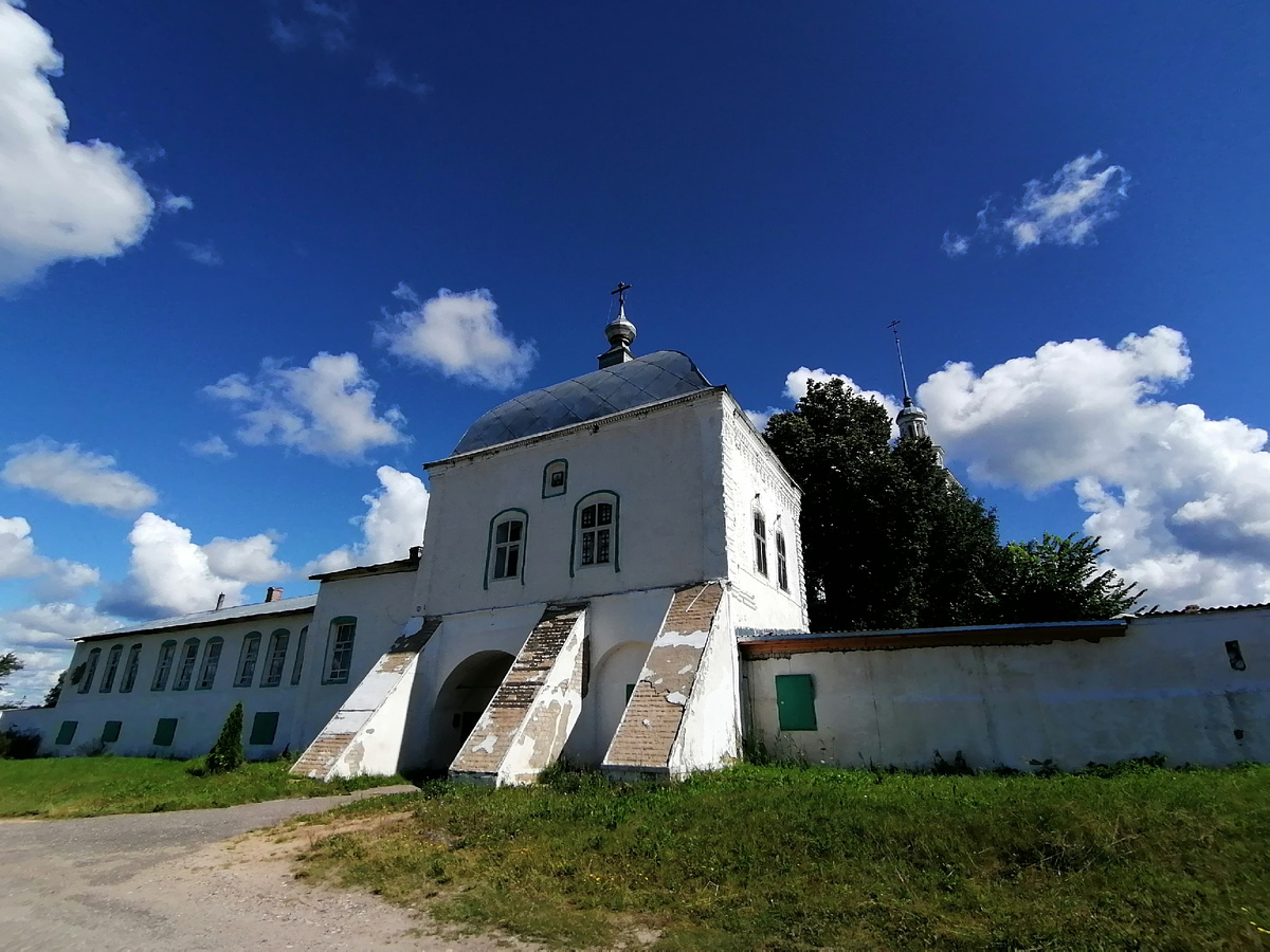 Николо-Тихонов Лухский монастырь