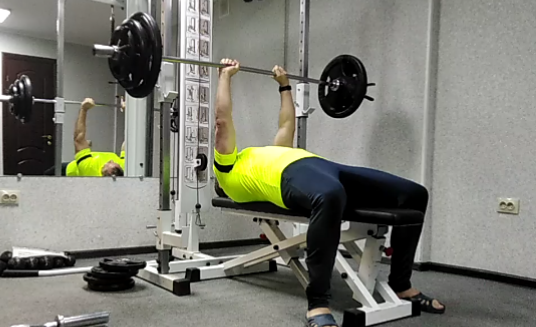 Жим лежа узким хватом в гостиничном  спортзале. 