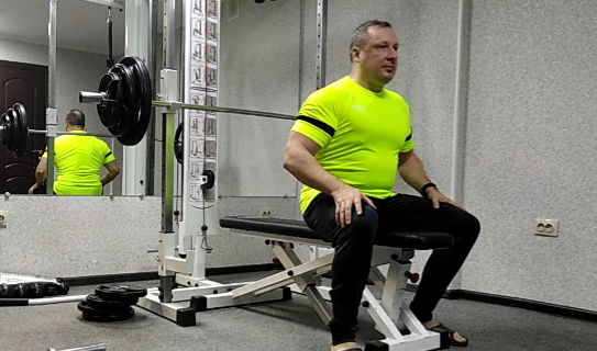 С возрастом прогресс в силовых в жиме лежа на горизонтальной скамье если и  идет, то очень туго...