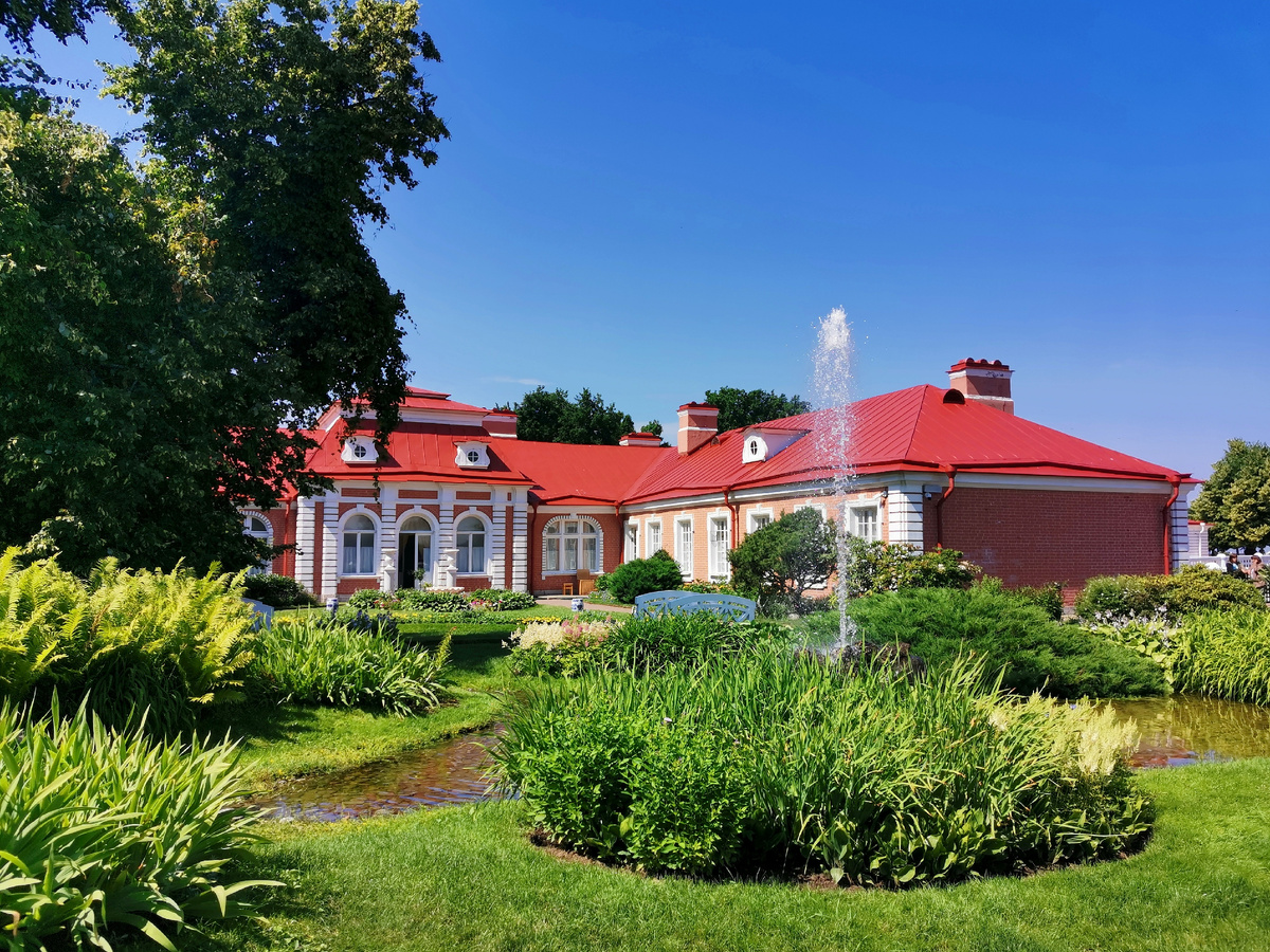 Банный корпус и Китайский садик. Фото автора.