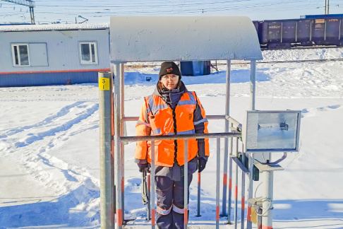    Владимир Косов. Осмотрщик вагонов Елена Фомина пристально следит за состоянием проходящих составов