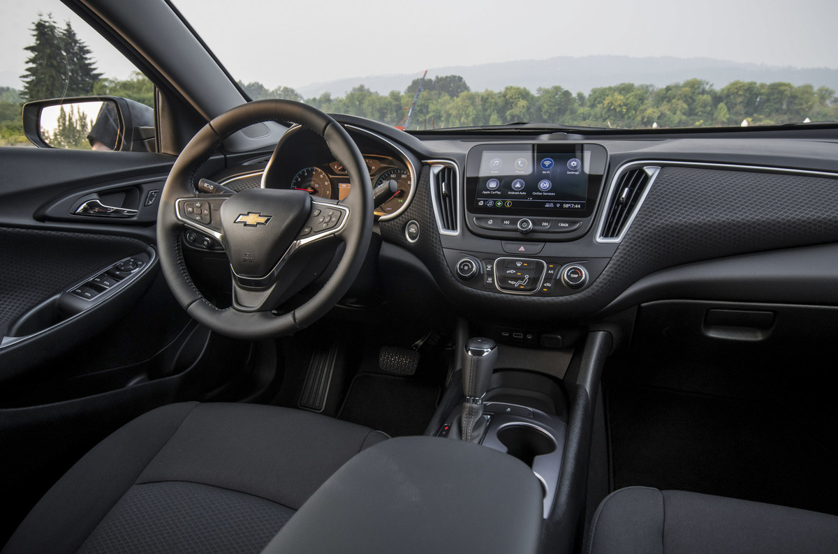    Маленький турбомотор априори не может быть надёжным? Как утверждает Topspeed, Chevy с 1,5-литровой «турбочетвёркой» мощностью 162 л.с. и вариатором (здесь и далее приведены наиболее популярные версии) подобное вполне под силу. А ещё издание утверждает, что жизнь с седаном проста и приятна. У Chevrolet просторный салон, простой интерфейс сенсорного монитора и хорошие дорожные манеры.   
Chevrolet