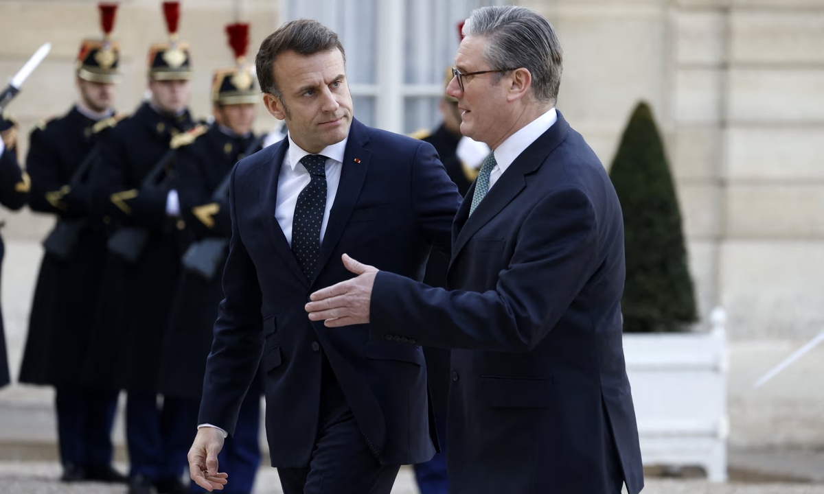 Эммануэль Макрон приветствует Кейра Стармера в Париже перед неформальным саммитом европейских лидеров, на котором планируется обсудить ситуацию на Украине и европейскую безопасность. Фото: Людовик Марин/AFP/Getty