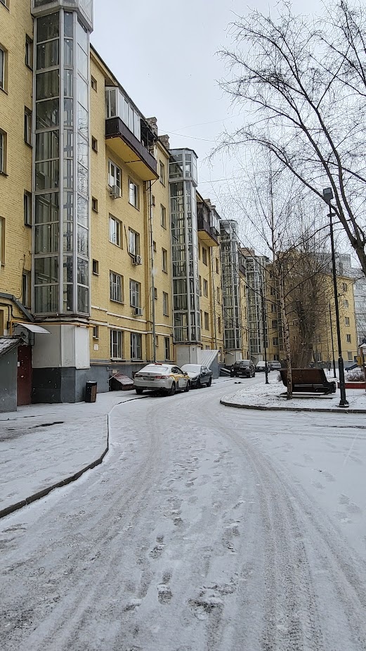 Лифты в таких домах выходят на улицу и находятся в прозрачной трубе.