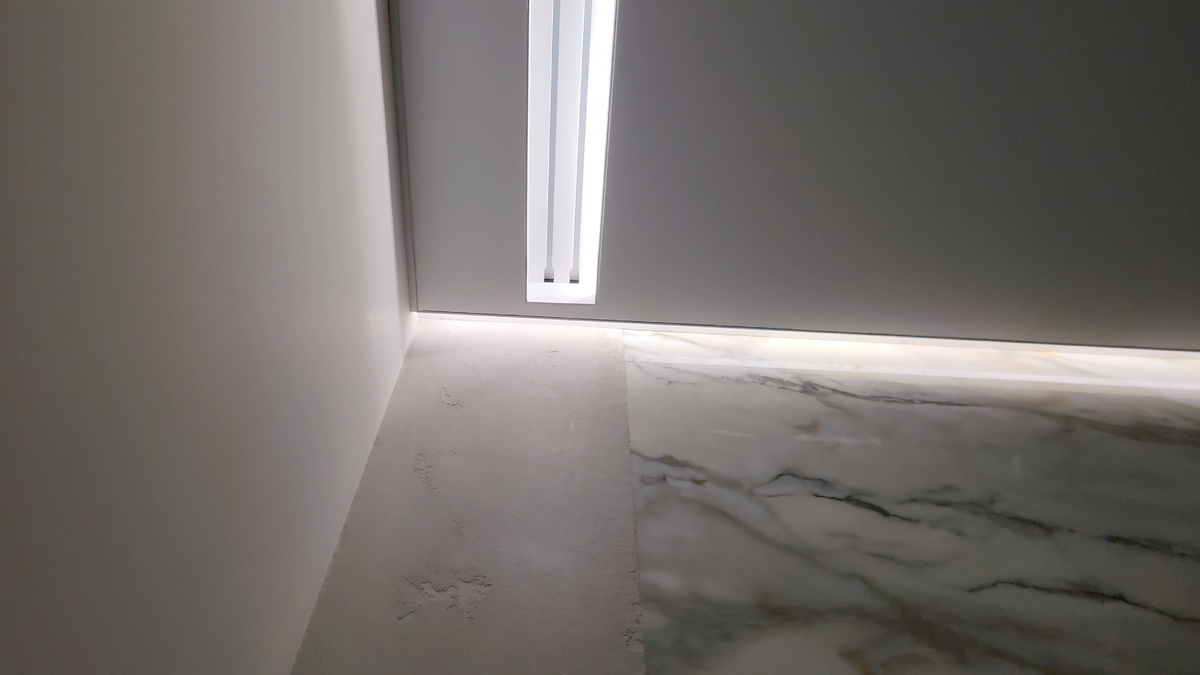 Карниз с подсветкой добавит атмосферы в любой интерьер 