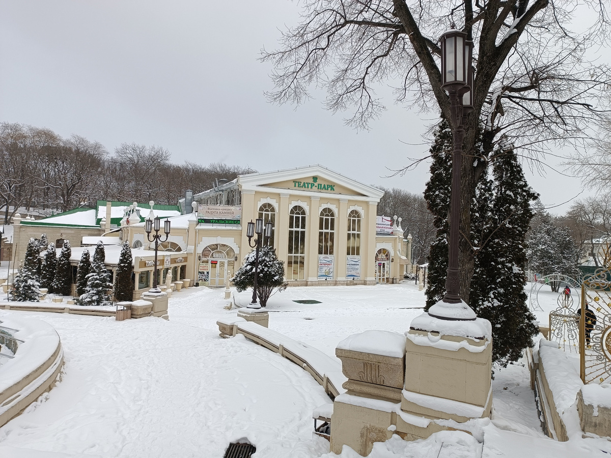 Вход в парк со стороны Театральной площади.