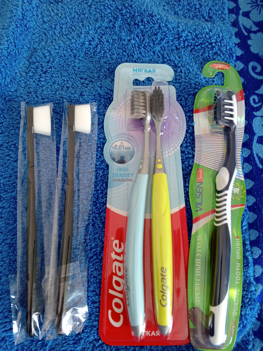 Слева две черные щетки из Китая, остальные из Фиксика