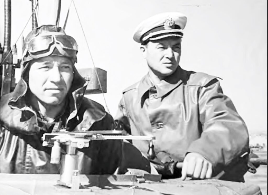    Капитан 3-го ранга В. Т. Проценко (справа), 1942 г., на боевом дежурстве, ТОФ ВМС СССР.