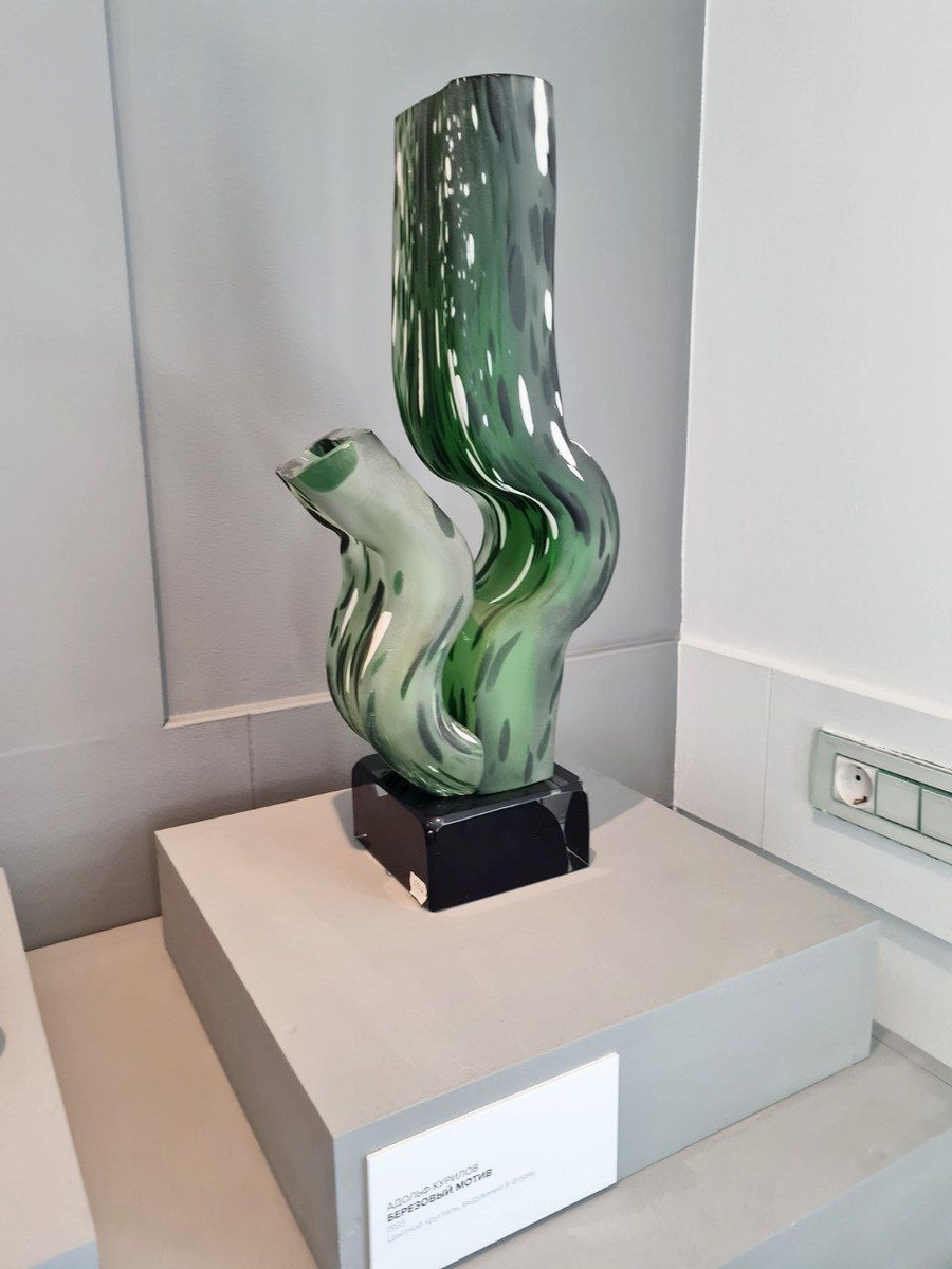 Работы на выставке "Грани прозрачности" (листайте вправо)