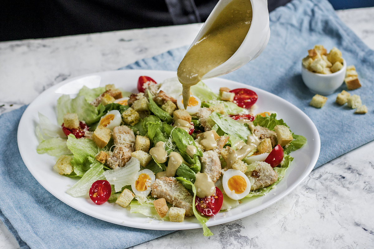 Салат «Цезарь» с индейкой, перепелиными яйцами и классической заправкой на основе анчоусов