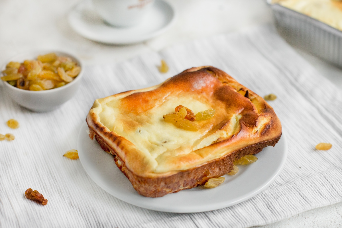 Творожная запеканка с манкой и изюмом
