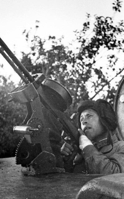 Политрук Вертылецкий ведёт огонь по самолёту противника из зенитного пулемёта ДТ, установленного на башне танка КВ-1. Сталинградское направление, 1942 год.