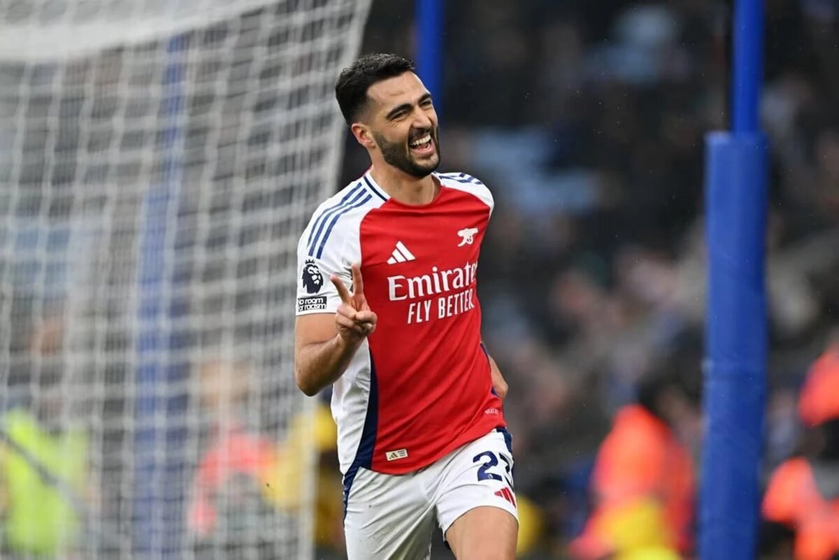 Микель Мерино празднует "дубль" в ворота "Лестера