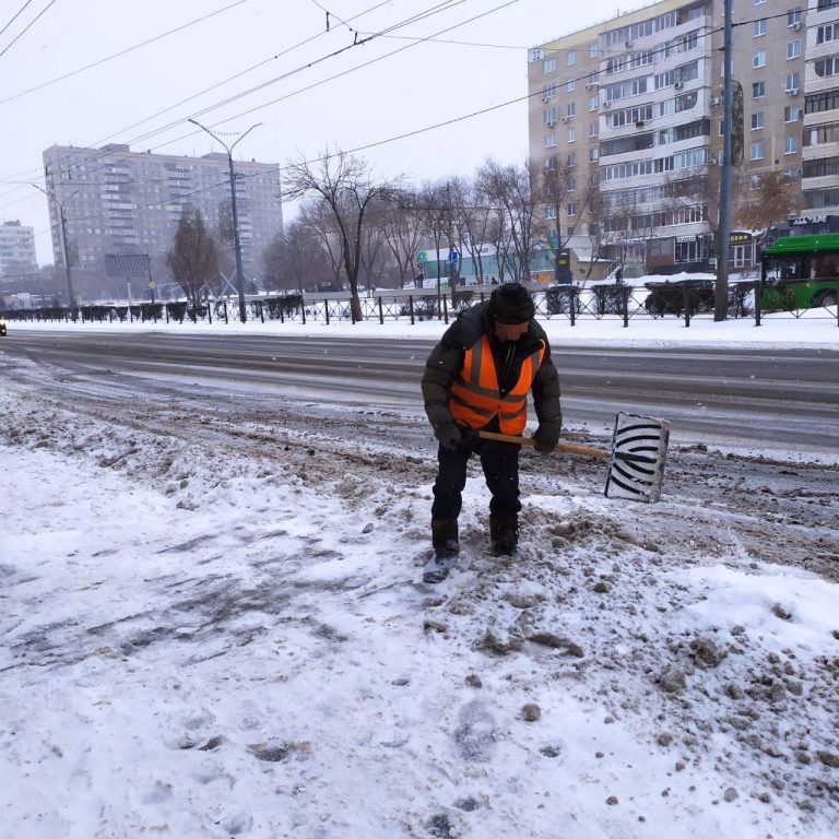    В Оренбурге расчищают улицы после снегопада Оренбуржье