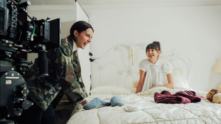 Кэролайн Линди в процессе съемок фильма