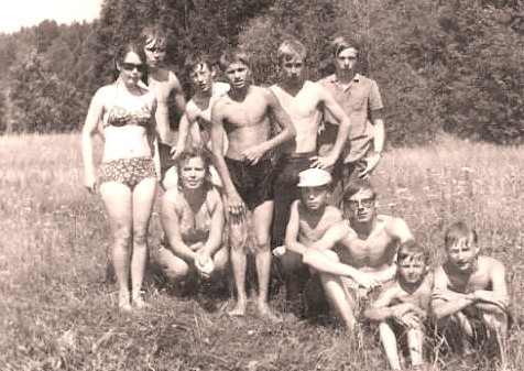 Люся в центре (сидит)