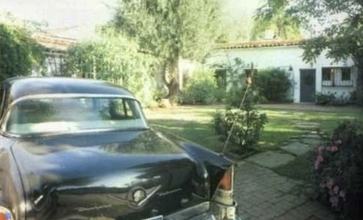 У дома Мэрилин. Фото: pinterest.com