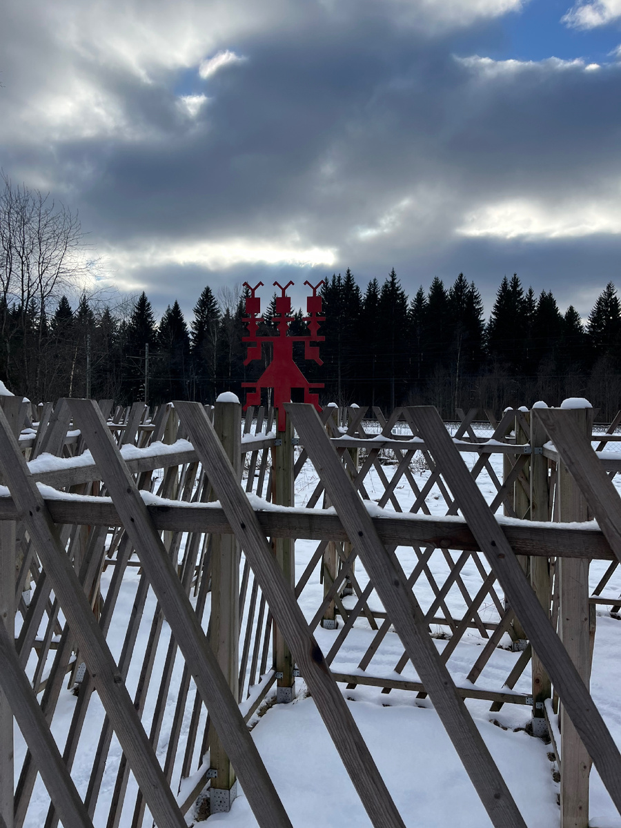 Фото автора. Мы позвонили по телефону и нам хозяйка рассказала, что болеет, но мы можем сами пройти к лабиринту и познакомится с историей карелов.