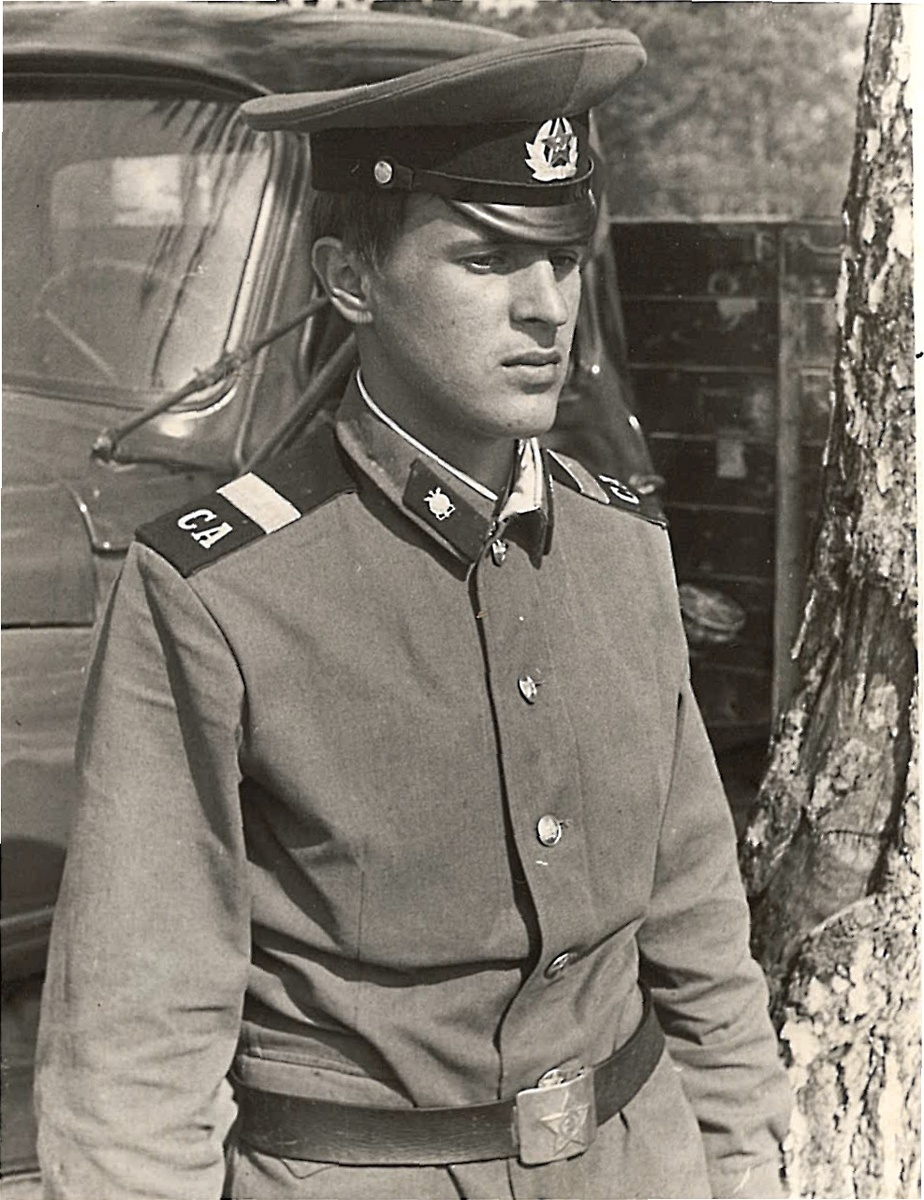 Безусый, тощий. но командир взвода.