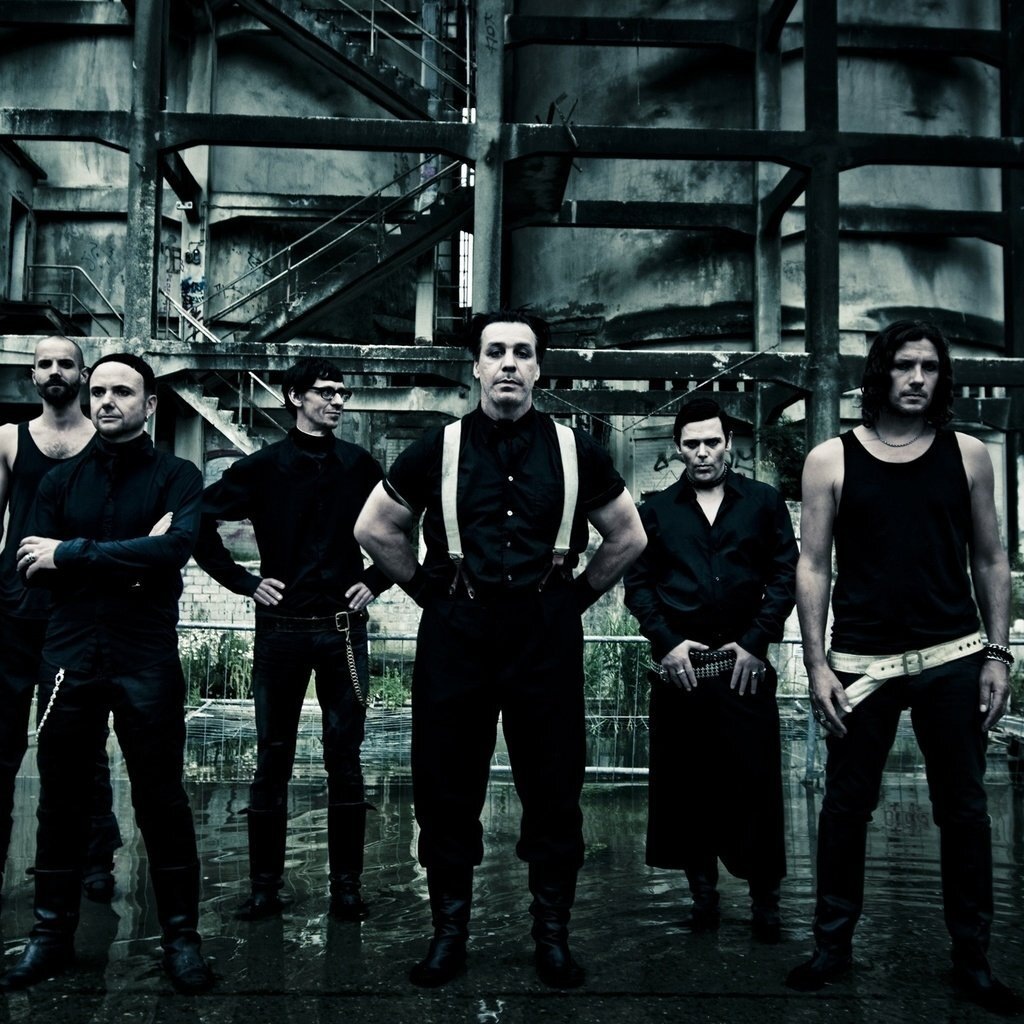Группа играет Индастриал метал, фото на фоне промышленного здания