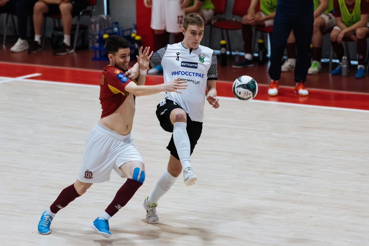    Александр Гребенщиков (в белой форме) стал одним и героев поединка в Новосибирске