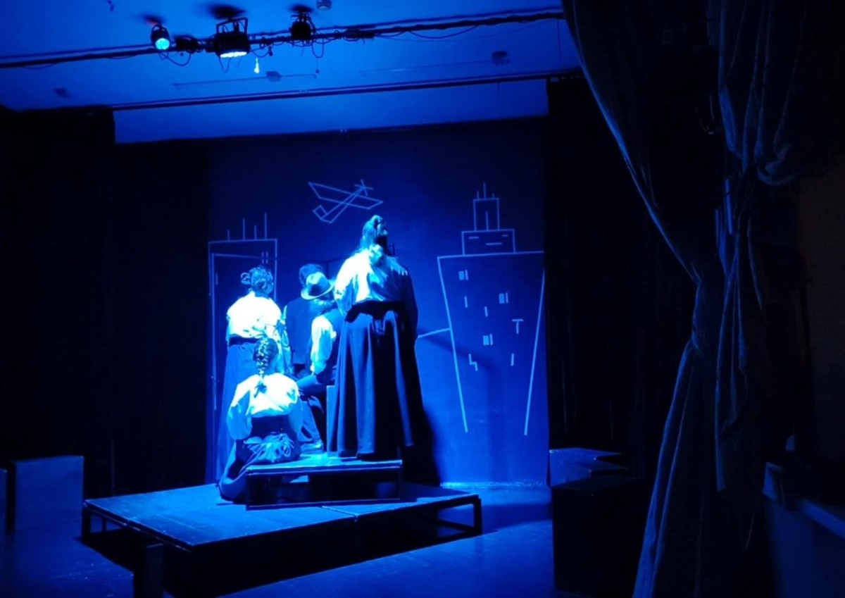 Начало спектакля