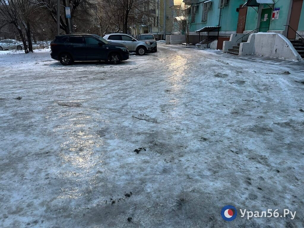    В Орске 40 000 рублей заплатит управляющая компания за падение женщины на льду во дворе дома