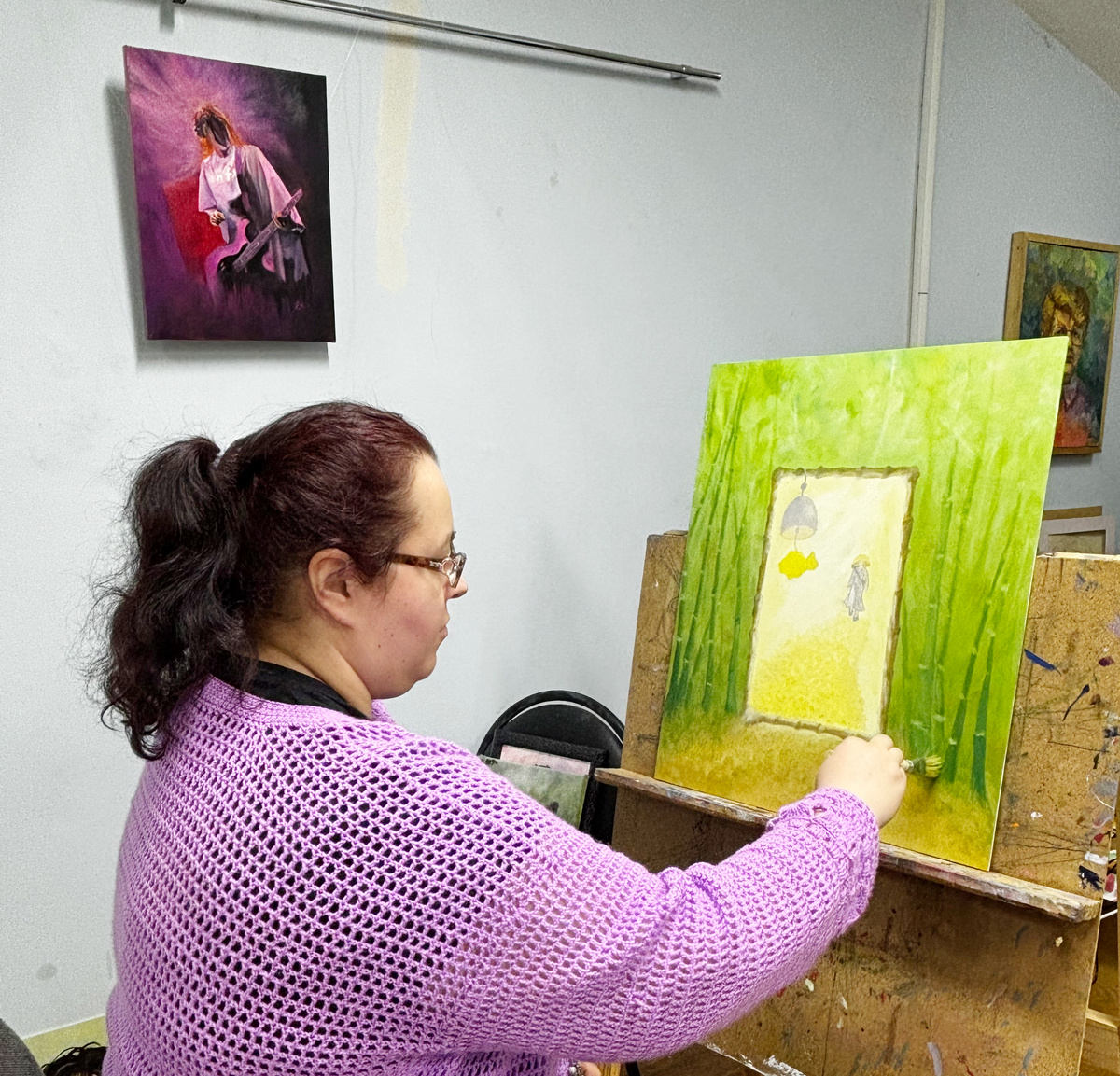 Мария Богданова в процессе работы над новым полотном