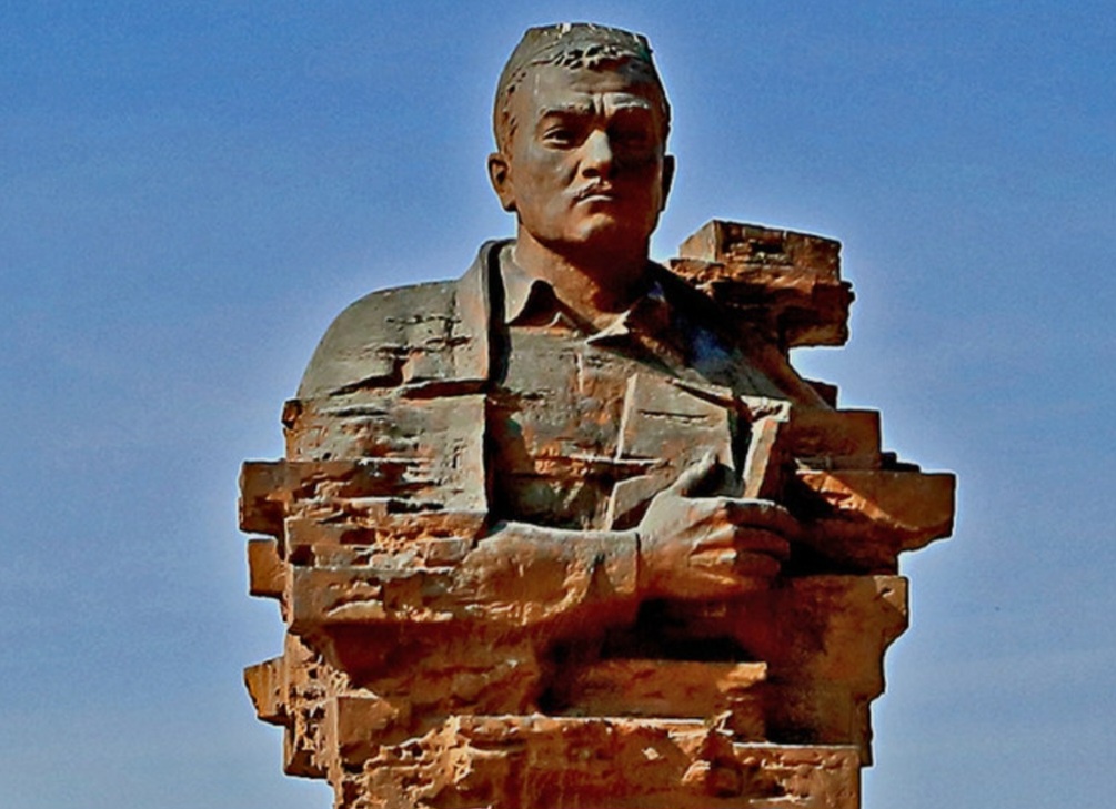 Ещё памятник Абдулле Кадыри